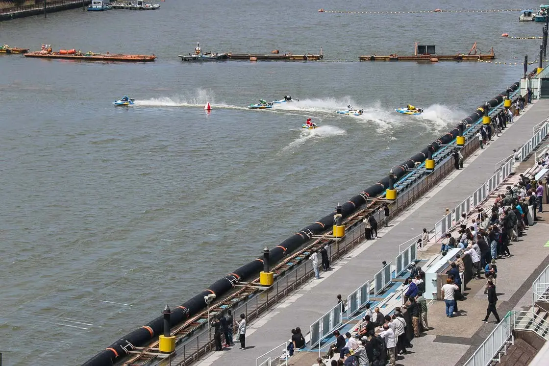 Watching a boat race